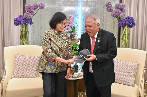 Kenang-kenangan Bestie di Kabinet Jelang Jokowi Lengser, Sri Mulyani-Pak Bas Tukaran&nbsp;Topi