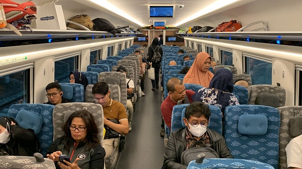 Libur Panjang, Penumpang Serbu Kereta Cepat&nbsp;Whoosh